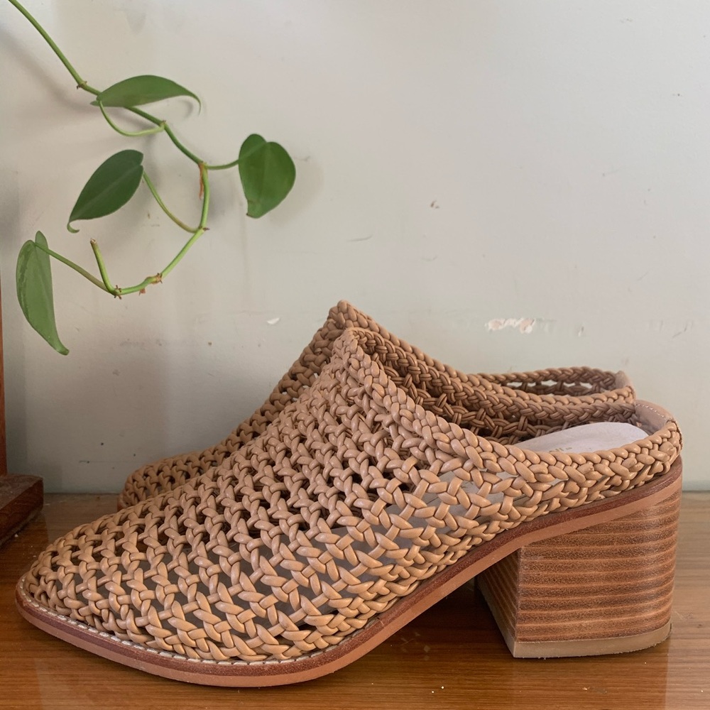 Intentionally Blank CAPS Basket Tan Sz 37